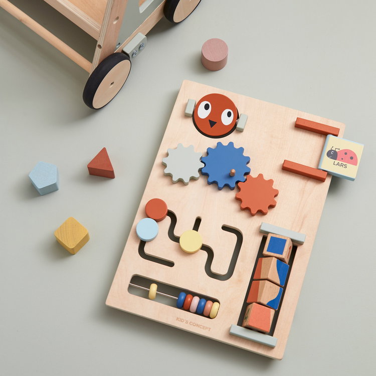 Дървена проходилка с активен панел