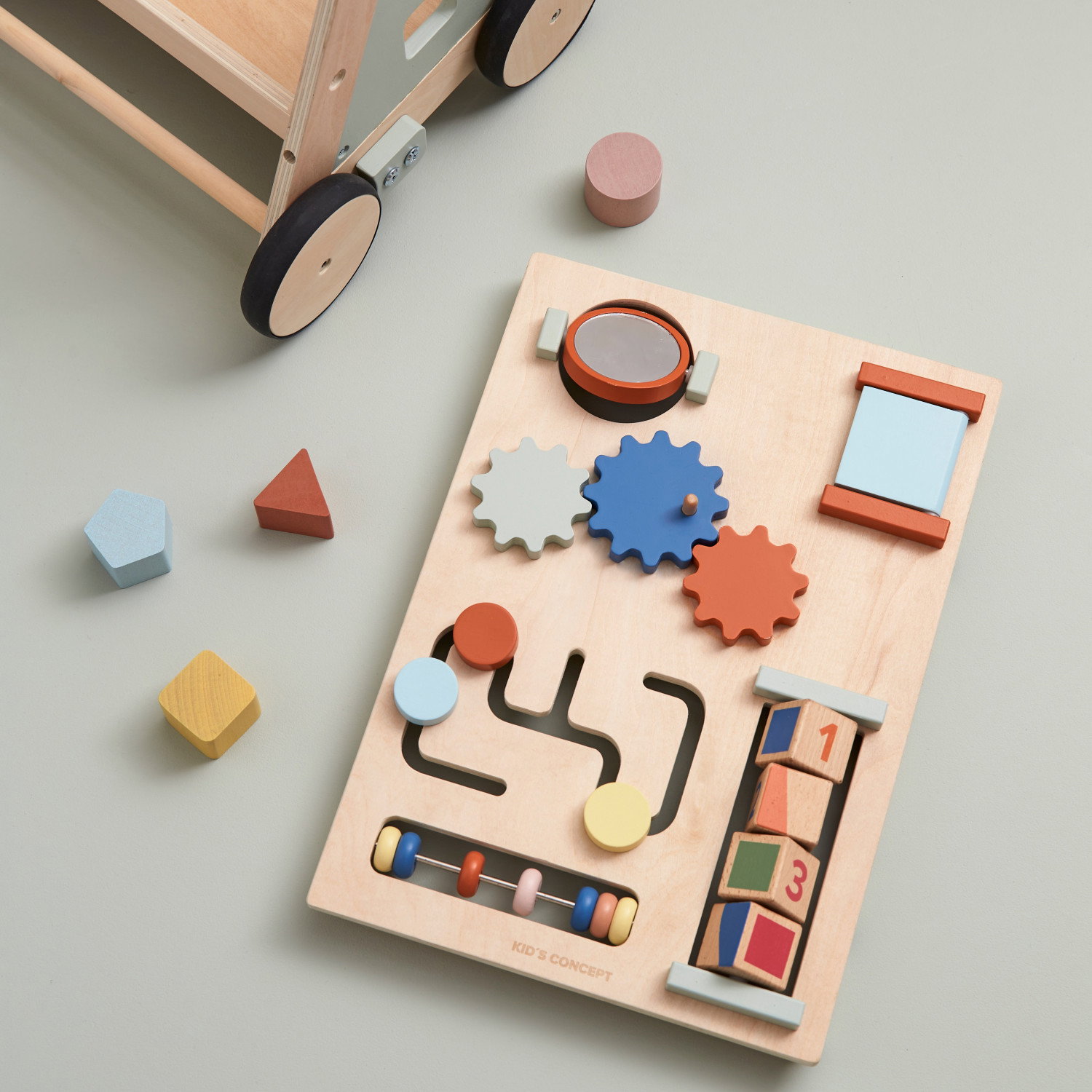 Дървена проходилка с активен панел