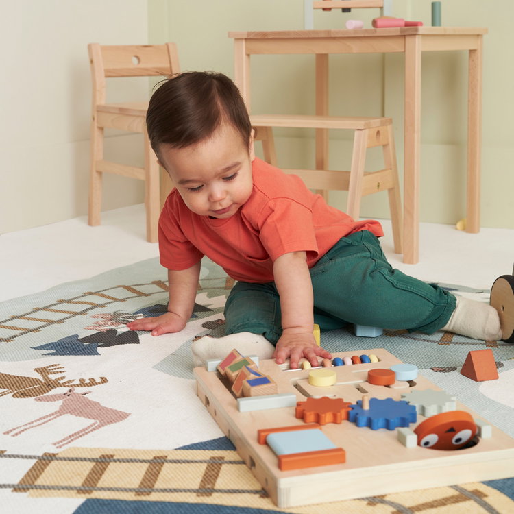 Дървена проходилка с активен панел