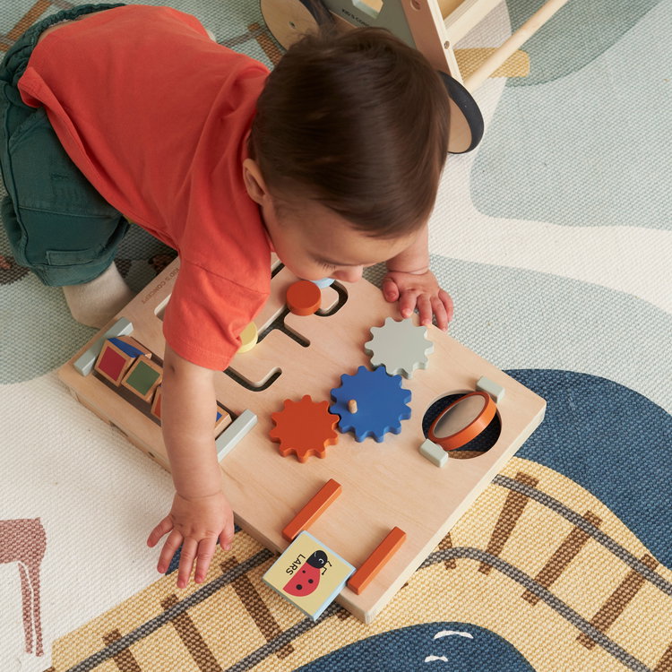 Дървена проходилка с активен панел