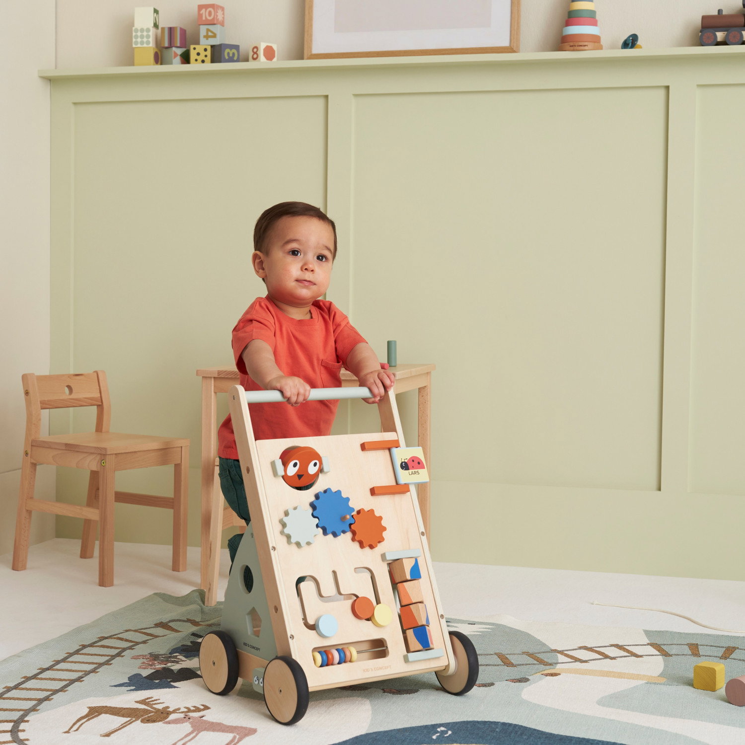 Дървена проходилка с активен панел