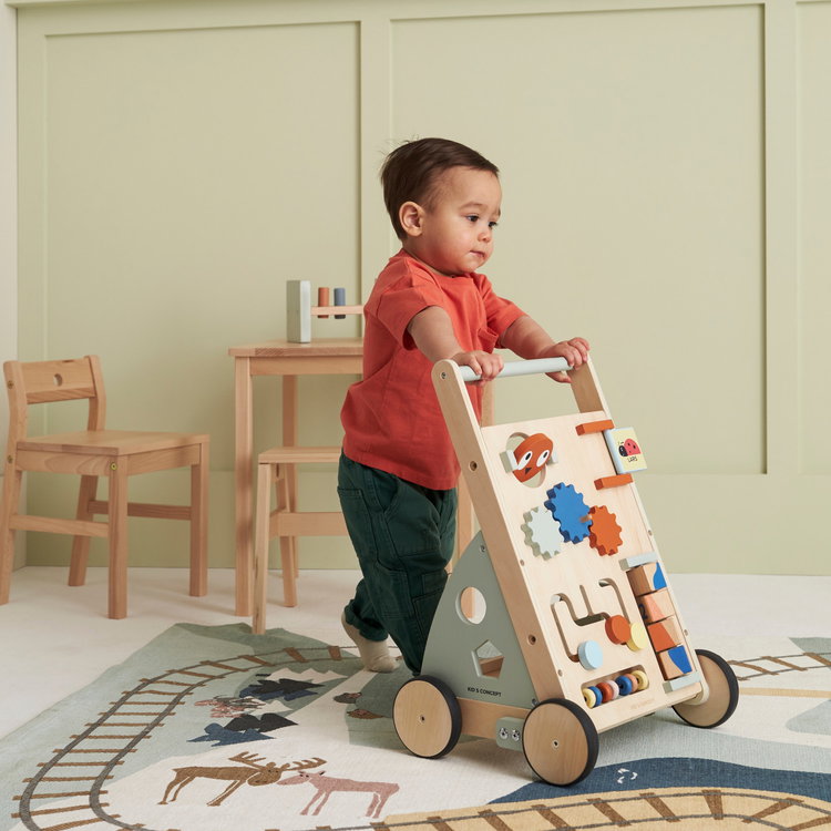 Дървена проходилка с активен панел