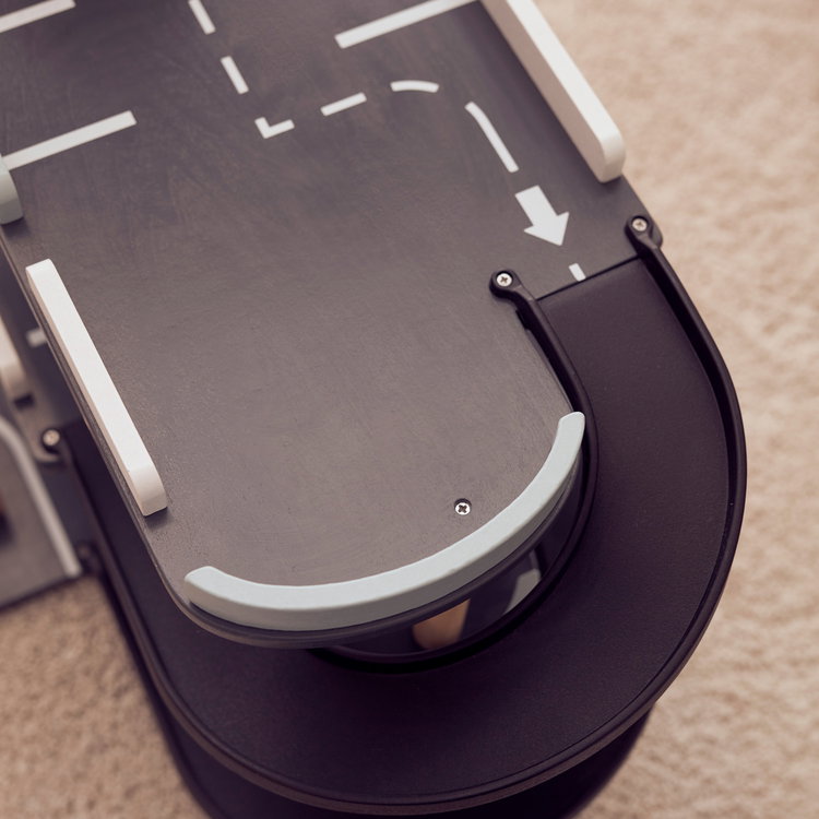 Дървен гараж с коли и хеликоптер