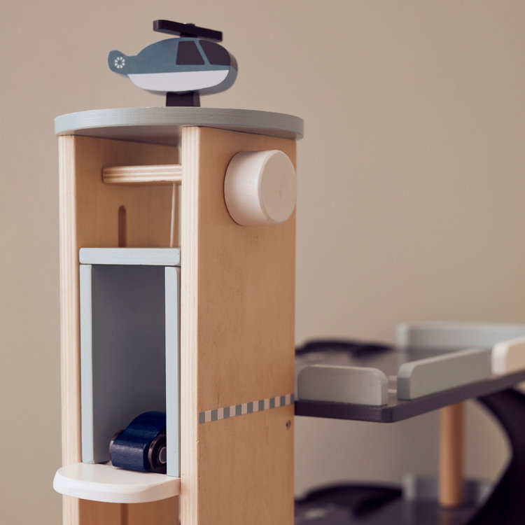 Дървен гараж с коли и хеликоптер