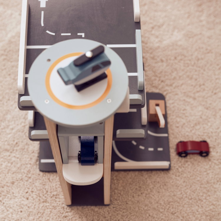 Дървен гараж с коли и хеликоптер