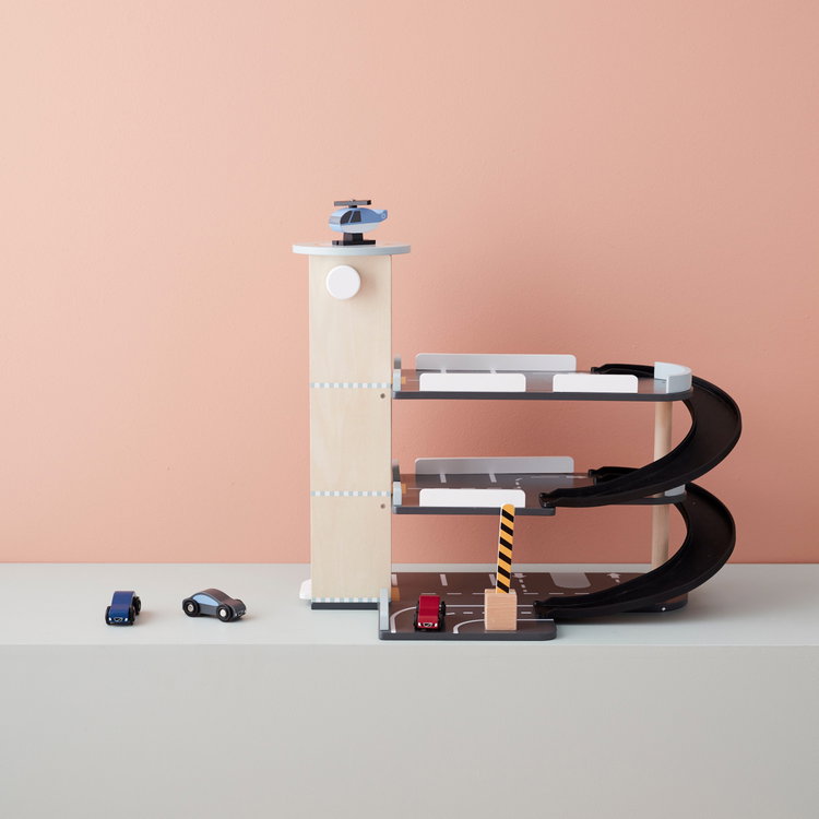 Дървен гараж с коли и хеликоптер