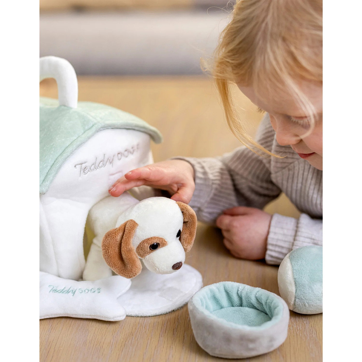 Комплект плюшено кученце с къща и аксесоари